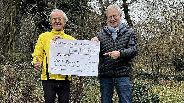 Bei der Scheckübergabe der Spende des Deutschhaus-Gymnasiums an die Kreisgruppe des Bund Naturschutz Würzburg: Links Armin Amrehn, Kreisvorsitzender des BN Würzburg, und rechts Michael Schmitt, Schulleiter des Deutschhaus-Gymnasiums.