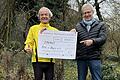 Bei der Scheckübergabe der Spende des Deutschhaus-Gymnasiums an die Kreisgruppe des Bund Naturschutz Würzburg: Links Armin Amrehn, Kreisvorsitzender des BN Würzburg, und rechts Michael Schmitt, Schulleiter des Deutschhaus-Gymnasiums.