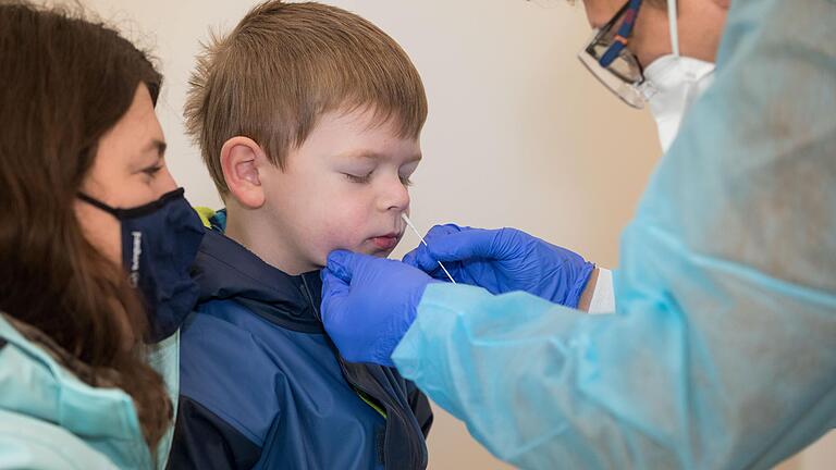 Sechs Monate Test-Marathon haben Kinder und Erwachsene, die sich an der großen Wü-KiTa-CoV-Studie in neun Würzburger Kitas beteiligt haben, nun hinter sich. Auf dem Foto wird beim vierjährigen Timo vom Kinderhaus Schatzinsel in Rottenbauer ein Nasenabstrich gemacht.