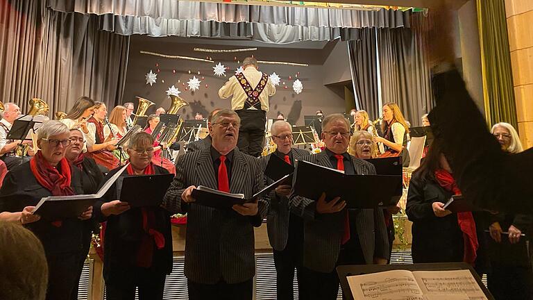 Zum Abschluss des Weihnachtskonzerts in der Elstalhalle sang der Valentin-Rathgeber-Chor, begleitet von der Trachtenkapelle Oberelsbach, das Stück 'Weihnacht'.