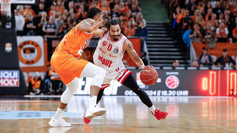 Otis Livingston II von den Würzburg Baskets (mit Ball) gegen Karim Jallow vom Deutschen Meister ratiopharm Ulm. Ein Duell, dass es in den kommenden Spielen häufiger geben wird.