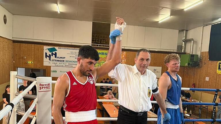 Mohammad Shadab im roten Trikot mit Trainer Ramush.