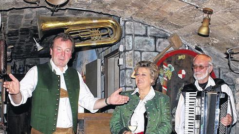 Gute Freunde: Karl Graf zu Castell-Rüdenhausen (links) mit Schauspielerin Marie-Luise Marjan und einem Musikerkollegen im Rüdenhausener Musiker-Keller.