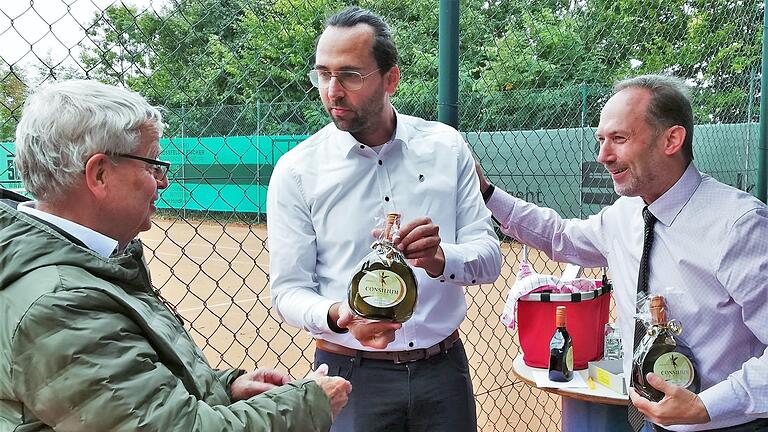 Christian Finger (Mitte), Vorsitzender des SV Albertshausen, bedankte sich bei Tennis-Abteilungsleiter Manfred Halbig (rechts) und seinem Stellvertreter Edmund Scheuring für ihren 40-jährigen Einsatz im Ehrenamt. Foto: Sigismund von Dobschütz       -  Christian Finger (Mitte), Vorsitzender des SV Albertshausen, bedankte sich bei Tennis-Abteilungsleiter Manfred Halbig (rechts) und seinem Stellvertreter Edmund Scheuring für ihren 40-jährigen Einsatz im Ehrenamt. Foto: Sigismund von Dobschütz