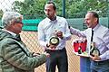 Christian Finger (Mitte), Vorsitzender des SV Albertshausen, bedankte sich bei Tennis-Abteilungsleiter Manfred Halbig (rechts) und seinem Stellvertreter Edmund Scheuring für ihren 40-jährigen Einsatz im Ehrenamt. Foto: Sigismund von Dobschütz       -  Christian Finger (Mitte), Vorsitzender des SV Albertshausen, bedankte sich bei Tennis-Abteilungsleiter Manfred Halbig (rechts) und seinem Stellvertreter Edmund Scheuring für ihren 40-jährigen Einsatz im Ehrenamt. Foto: Sigismund von Dobschütz