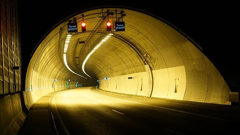 Unbekannter löst Feueralarm aus - Tunnel gesperrt       -  Auch Beschäftigte im Bereich Autobahn sind heute am 27. März 2023 zum Streik aufgerufen.