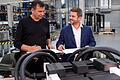 Gemeinsam für die Energiewende: Die 'grünen' Mega-Batterien aus Franken könnten mit Hilfe des Baukonzerns Strabag bald weltweit zum Einsatz kommen. Der Gründer von CMBlu, Peter Geigle (links) und Klemens Haselsteiner, Vorstandsvorsitzender der Strabag, unterzeichneten jetzt eine strategische Partnerschaft.