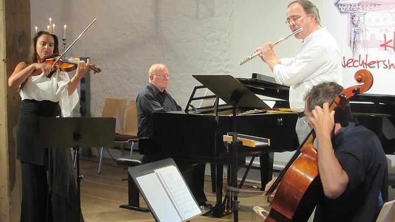 Auch sie boten beim Benefizkonzert im Kloster Wechterswinkel Kostproben ihres Könnens (von links): Kim L. Bauer-Heilmann, Ernst Oestreicher, Mathias Irtel von Brenndorff und Uwe Schachner. Auch sie boten beim Benefizkonzert im Kloster Wechterswinkel Kostproben ihres Könnens (von links): Kim L. Bauer-Heilmann, Ernst Oestreicher, Mathias Irtel von Brenndorff und Uwe Schachner.