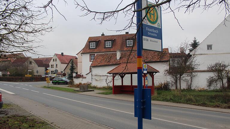 Auf der Fläche links soll im Wiesentheder Ortsteil Feuerbach ebenso ein Wartehäuschen für den Bus errichtet werden, wie bereits auf der Gegenseite. Das legte der Bauausschuss der Gemeinde fest. Auf der Fläche links soll im Wiesentheder Ortsteil Feuerbach ebenso ein Wartehäuschen für den Bus errichtet werden, wie bereits auf der Gegenseite. Das legte der Bauausschuss der Gemeinde fest.
