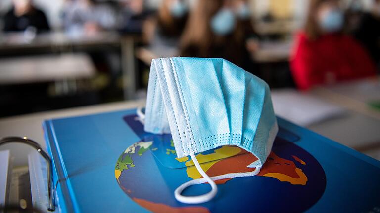 Das bayerische Kultusministerium versprach den Lehrern zertifizierte FFP2-Masken. Diese haben aber einige Schulen in Unterfranken nicht bekommen. Das bayerische Kultusministerium versprach den Lehrern zertifizierte FFP2-Masken. Diese haben aber einige Schulen in Unterfranken nicht bekommen.