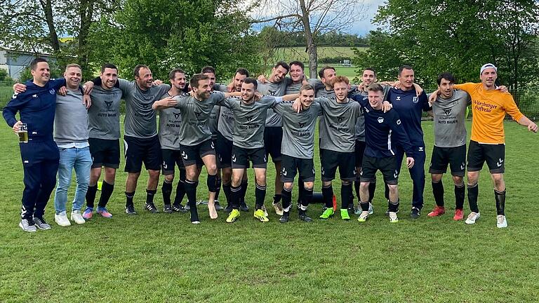 Meister der A-Klasse Würzburg 4 und künftig Kreisklassist: Die Fußballer der (SG) SC Roßbrunn-Mädelhofen machten am ersten Mai-Sonntag mit einem 3:3-Unenschieden gegen die SG Laudenbach/Himmelstadt den Titelgewinn perfekt.