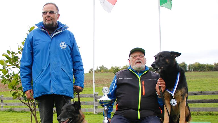 Bayerische Meisterschaft der Fährtenhunde in Bad Kissingen - Gruppenbild der Sieger ohne den zweitplatzierten Borderterrier Moonlight Angel Rashu: So nahe wollte der kleinste Teilnehmer den großen Hunden lieber doch nicht kommen. Bayerische Meisterschaft der Fährtenhunde in Bad Kissingen - Gruppenbild der Sieger ohne den zweitplatzierten Borderterrier Moonlight Angel Rashu: So nahe wollte der kleinste Teilnehmer den großen Hunden lieber doch nicht kommen.