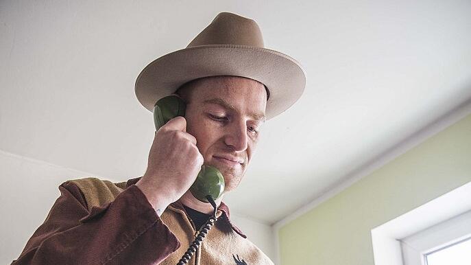 Nanu, Telefonhörer statt Kopfhörer? Ja, das ist in der Rockabillyszene üblich.