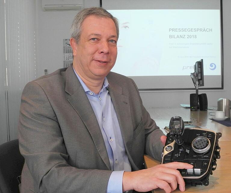 Christoph Hummel, Vorsitzender der Geschäftsführung von Preh, erläutert das zentrale Kontroll-Modul, das in den großen BMW-Modellen eingebaut wird. Christoph Hummel, Vorsitzender der Geschäftsführung von Preh, erläutert das zentrale Kontroll-Modul, das in den großen BMW-Modellen eingebaut wird. 