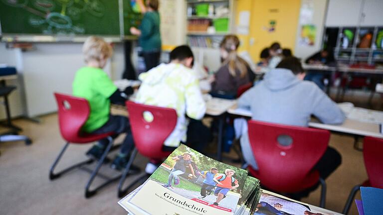 An bayerischen Grundschulen fehlten 2023 fast 2000 Lehrkräfte, aber auch an Mittelschulen und Gymnasien ist die Lage angespannt. Vier junge Lehrerinnen und Lehrer berichten von ihrem Berufsweg.&nbsp;