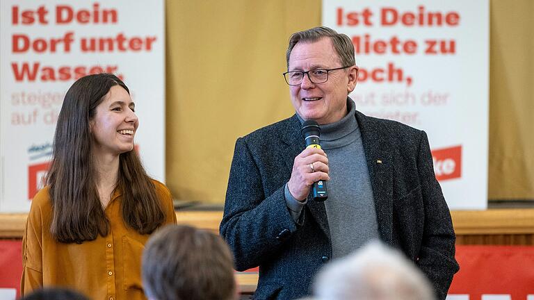 Bodo Ramelow, Ex-Ministerpräsident von Thüringen, macht Wahlkampf für die Linke in Schweinfurt. Neben ihm Direktkandidatin Agnes Conrad.&nbsp;