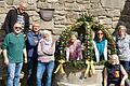 Die Osterbrunnenbastler (von links) Michael Link, Gerhard Herbert, Norbert Geis, Marianne Herbert, Anni Olf, Birgit Streit, Sabine Tolksdorf, Petra Wende.