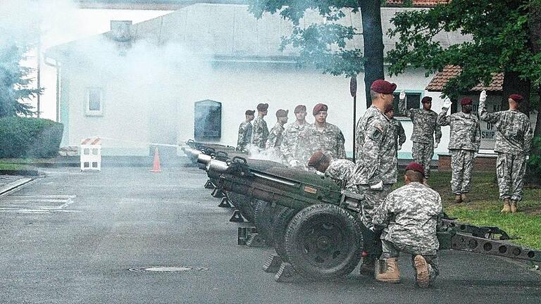 DSCF0172 - 29. Juni 2006: Die Amerikaner sind in den Harvey Barracks zum Abschiedsappell angetreten. Vor vielen Ehrengäste und nach vielen Reden verabschiedeten sie sich mit einem Ehrensalut aus Kitzingen. Damit sind 61 Jahre Garnisonszeit vorbei. DSCF0172 - 29. Juni 2006: Die Amerikaner sind in den Harvey Barracks zum Abschiedsappell angetreten. Vor vielen Ehrengäste und nach vielen Reden verabschiedeten sie sich mit einem Ehrensalut aus Kitzingen. Damit sind 61 Jahre Garnisonszeit vorbei.