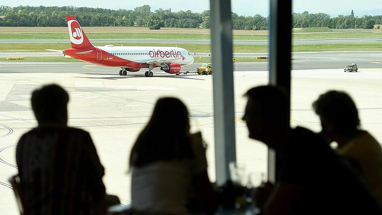 AUSTRIA-GERMANY-AVAIATION-INSOLVENCY-TOURISM-AIRBERLIN - Wie geht es weiter mit der Air Berlin? Für Passagiere vorerst ganz normal, beruhigt die Fluggesellschaft. AUSTRIA-GERMANY-AVAIATION-INSOLVENCY-TOURISM-AIRBERLIN - Wie geht es weiter mit der Air Berlin? Für Passagiere vorerst ganz normal, beruhigt die Fluggesellschaft.