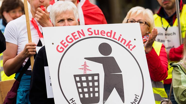 Trassengegner forderten, die Planung für die Stromautobahn SuedLink wegen Corona zu stoppen. Die Bundesnetzagentur hat ihren Antrag nun abgelehnt. Trassengegner forderten, die Planung für die Stromautobahn SuedLink wegen Corona zu stoppen. Die Bundesnetzagentur hat ihren Antrag nun abgelehnt.