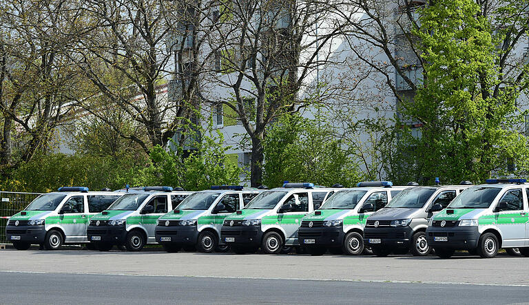 Mit einem ähnlich starken Aufgebot wie schon am 1. Mai (im Bild) ist die Polizei auch am Samstag, 8. Mai, in Schweinfurt. Die Kundgebung auf dem Volksfestplatz wurde in der Nacht abgesagt.