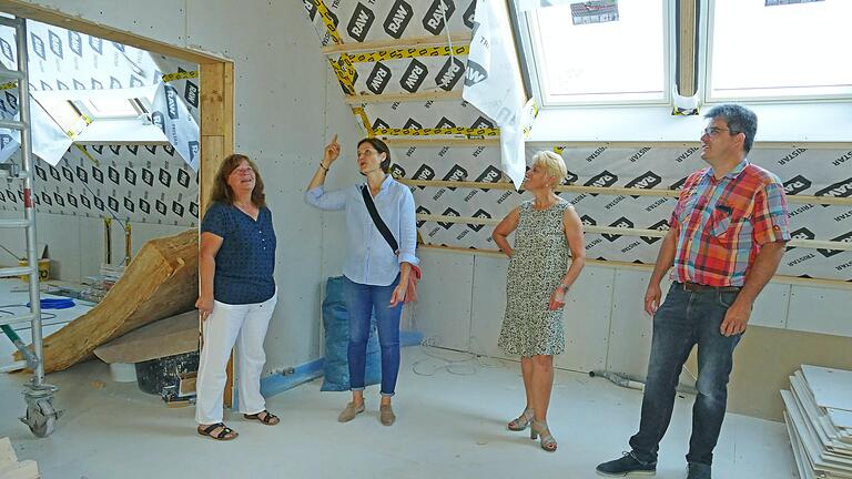 Kindergartenleiterin Martina Schütz, Architektin Christine Lurz, Fachbereichsleiterin Sabine Baumeister und Stadtbaumeister Tobias Blessing beim Besuch der Räumlichkeiten im Kindergarten St. Josef in der Laudaer Wallgrabenstraße.