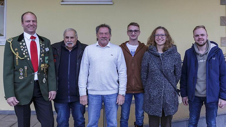 Bei der Schützengilde Poppenroth  gab es einige besondere Ehrungen (von links): Sportleiter Matthias Metz, Manfred Früchel, Siegfried Kröckel, Christoph Metz, Jessica Eck und Bastian Schmit. Foto: Lothar Metz                                       ...       -  Bei der Schützengilde Poppenroth  gab es einige besondere Ehrungen (von links): Sportleiter Matthias Metz, Manfred Früchel, Siegfried Kröckel, Christoph Metz, Jessica Eck und Bastian Schmit. Foto: Lothar Metz