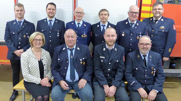 Langjährige aktive Kameraden der Feuerwehr Stadtschwarzach wurden mit dem Ehrenzeichen des Freistaats ausgezeichnet (vorne von links): stellvertretende Landrätin Susanne Knof, Wolfgang Göbel, Florian Hein, Bürgermeister Volker Schmitt, (hinten von links) Kommandant David Möslein, Christopher Pohley, Arnold Burger, Johannes Fuchs, Manfred Falkenstein und Kreisbrandrat Dirk Albrecht.