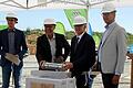 Eine Zeitkapsel mit aktuellen Unterlagen mauerten (von links) Klaus Josef Amrein (Geschäftsleitung Hochbau Firma Glöckle), Anton Dippold (Geschäftsführer BaySG), Hubert Bittlmayer (Amtschef des Staatsministeriums für Ernährung, Landwirtschaft und Forsten) und Kay Uwe Götz (Leiter des Instituts für Tierzucht) in den Grundstein der neuen Tierwohlställe in Schwarzenau ein.