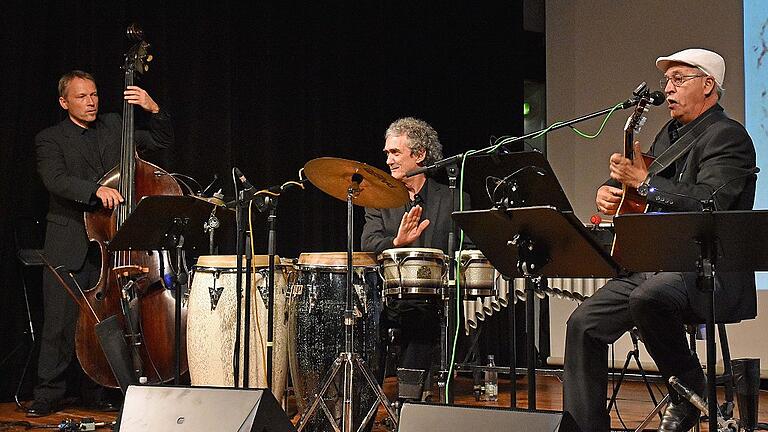 Das Trio AZUL mit (von links) Kurt Holzkämper, Omar Plascencia Léon und Anibal Civilotti unterstrich die Lesung von Suzanne von Borsody mit lateinamerikanischer Musik.
