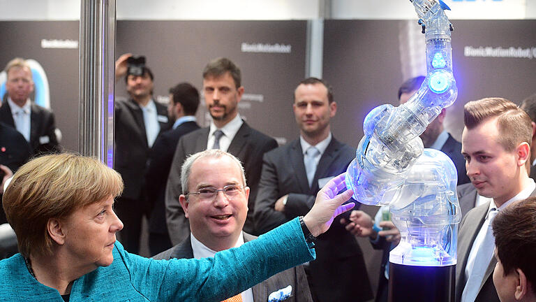 Bundeskanzlerin Angela Merkel (links) betrachtete am 24.04.2017 den Leichtbauroboter 'Bionic Cobot' beim Eröffnungsrundgang zur Hannover Messe auf dem Messegelände in Hannover (Niedersachsen). Sind solche kollaborierenden Roboter (Cobots) die Zukunft in der Industrie? Bundeskanzlerin Angela Merkel (links) betrachtete am 24.04.2017 den Leichtbauroboter 'Bionic Cobot' beim Eröffnungsrundgang zur Hannover Messe auf dem Messegelände in Hannover (Niedersachsen). Sind solche kollaborierenden Roboter (Cobots) die Zukunft in der Industrie?
