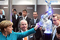 Bundeskanzlerin Angela Merkel (links) betrachtete am 24.04.2017 den Leichtbauroboter 'Bionic Cobot' beim Eröffnungsrundgang zur Hannover Messe auf dem Messegelände in Hannover (Niedersachsen). Sind solche kollaborierenden Roboter (Cobots) die Zukunft in der Industrie?