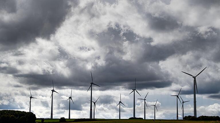 Dunkle Wolken über der Windkraft in Deutschland: Auch im Landkreis Kitzingen ist der Ausbau längst ins Stocken geraten.