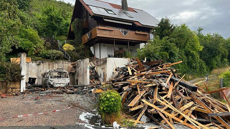 Die zerstörte Garage nach dem Abriss. Die zerstörte Garage nach dem Abriss. 