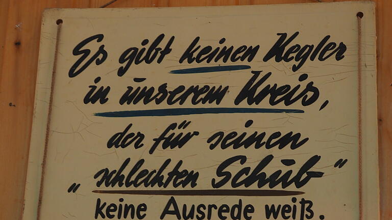 Tafel mit Schriftzug neben der Kegelbahn im Saalbau - Tafel mit Schriftzug neben der Kegelbahn im Saalbau Tafel mit Schriftzug neben der Kegelbahn im Saalbau - Tafel mit Schriftzug neben der Kegelbahn im Saalbau