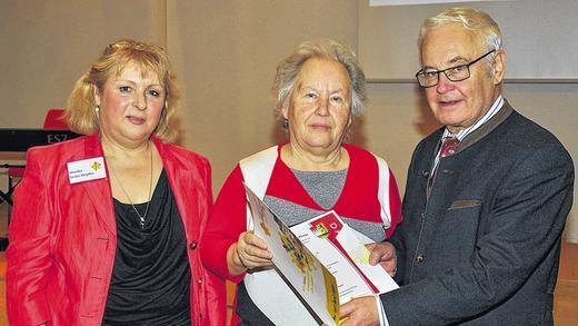 Engagiert sich seit 1975 beim BRK Haßberge: Liane Deusel (Mitte) aus Haßfurt erhielt die Goldene Ehrenamtskarte aus der Hand von Landrat Rudolf Handwerker und Monika Strätz-Stopfer, Leiterin des Koordinierungszentrums Bürgerschaftliches Engagement.