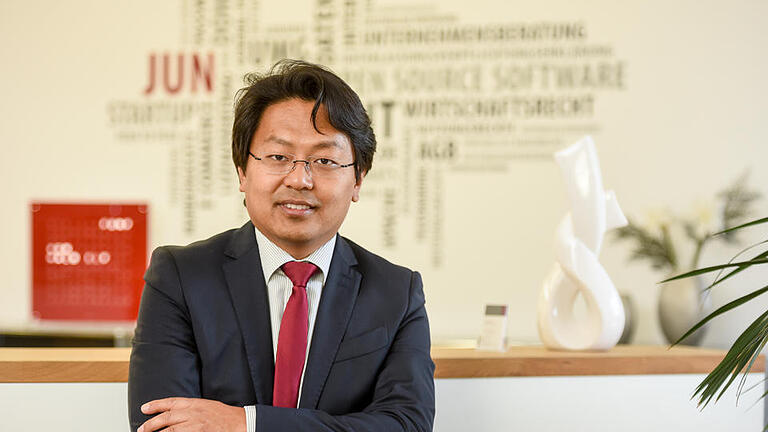 Chan-jo Jun       -  Würzburg, Rechtsanwalt Chan-jo Jun (in seiner Kanzlei) geht gegen Hasskommentare bei Facebook vor.