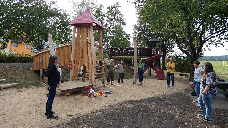 Bürgermeister Matthias Schneider traf sich mit einigen Eltern, um den teilerneuerten Spielplatz zu begutachten.