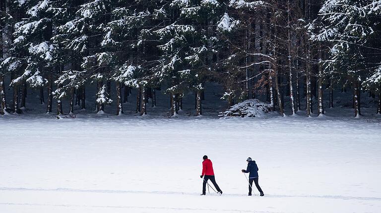 Unterwegs durch die verschneite Landschaft: Langlaufen ist im Winter beliebte Ausdauersportart.