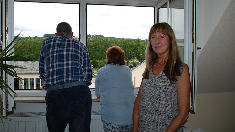 Mechthild H. und Friedrich S. sind froh über jeden Lichtblick in ihre Zukunft. Unterstützt werden sie dabei vom sozialpsychiatrischen Dienst, der in Ochsenfurt von Ulrike Dickas geleitet wird. Mechthild H. und Friedrich S. sind froh über jeden Lichtblick in ihre Zukunft. Unterstützt werden sie dabei vom sozialpsychiatrischen Dienst, der in Ochsenfurt von Ulrike Dickas geleitet wird.