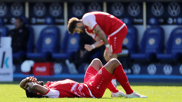 Es ist ein bereits gewohntes Bild: Bei den Würzburger Kickers mit Saliou Sané und Moritz Heinrich herrscht nach dem 0:1 in Braunschweig tiefe Enttäuschung.