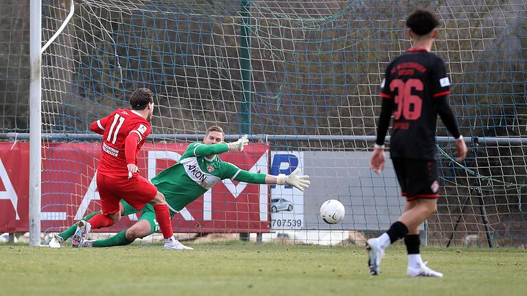 Serkan Firat vom TSV Steinbach Haiger überwindet Kickers-Torhüter Eric Verstappen und erzielt das vierte von fünf Gegentoren.