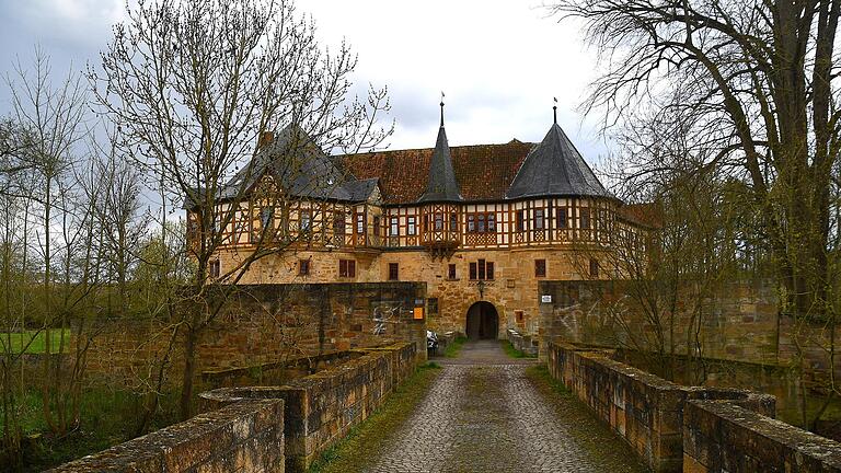 Ein besonderer Blickfang ist das Wasserschloss in Irmelshausen, das märchenhaft am Rande des Flüsschens Milz zum Träumen einlädt.&nbsp;