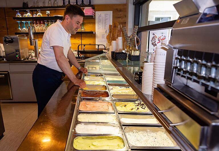 Marco Stefani vom Eiscafé Alpi in Ebern hat den Überblick über die Sorten in der Theke – im Sommer gibt es bis zu 26 Stück.&nbsp;