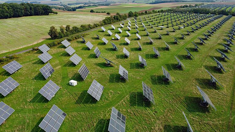 Manche Mover auf dem Solarpark Erlasee bewegen sich nicht mehr, sondern liegen entweder flach oder in einer anderen starren Position. Bei einigen Movern sind auch schon die Solarmodule ausgetauscht worden. Sie schimmern jetzt bläulich.