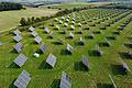 Manche Mover auf dem Solarpark Erlasee bewegen sich nicht mehr, sondern liegen entweder flach oder in einer anderen starren Position. Bei einigen Movern sind auch schon die Solarmodule ausgetauscht worden. Sie schimmern jetzt bläulich.