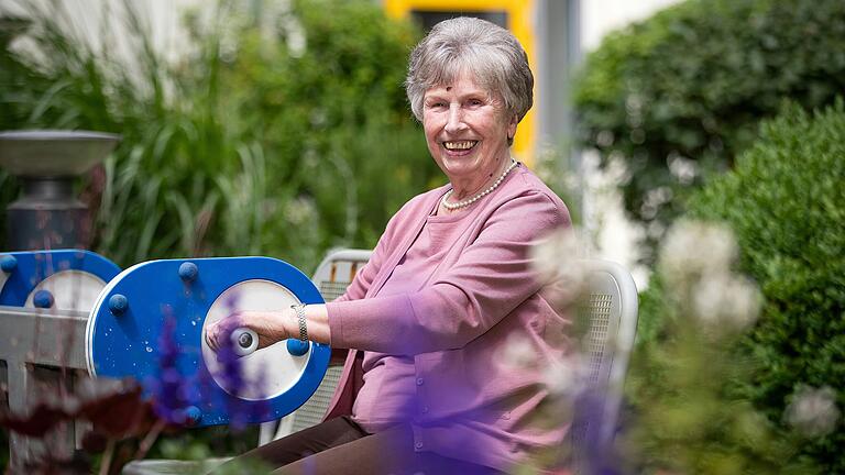 Mit 90 Jahren ist sie immer noch fit: Die ehemalige Ruderin Rosemarie Scheper im Garten des Caritas Seniorenzentrum St. Thekla in Würzburg. Mit 90 Jahren ist sie immer noch fit: Die ehemalige Ruderin Rosemarie Scheper im Garten des Caritas Seniorenzentrum St. Thekla in Würzburg. 