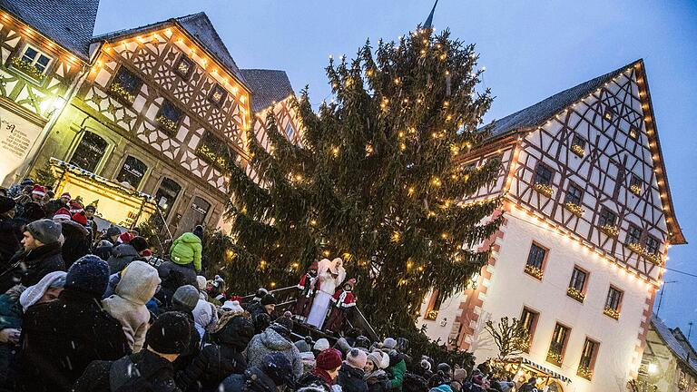 Lichterglanz und Fachwerk: Auf dem Zeiler Weihnachtsmarkt kommt besonders in den Abendstunden so richtig Stimmung auf. Lichterglanz und Fachwerk: Auf dem Zeiler Weihnachtsmarkt kommt besonders in den Abendstunden so richtig Stimmung auf.