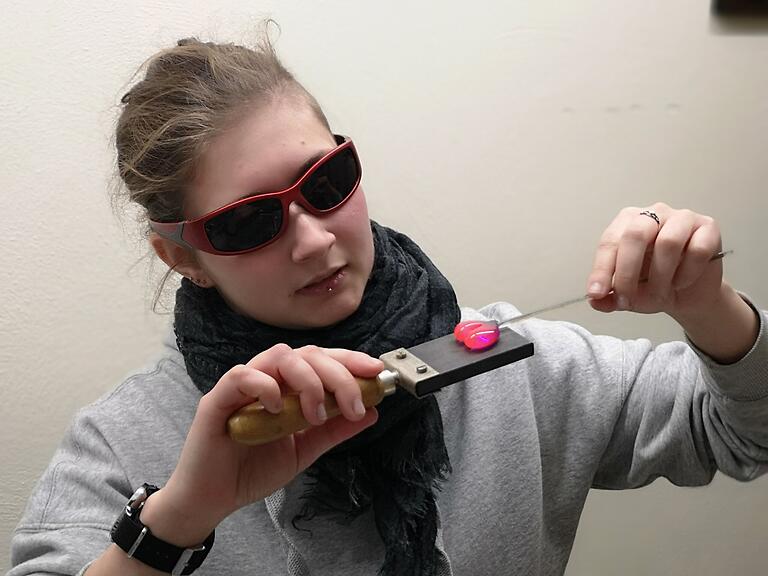 Die Herzform wird auf einer Platte gepresst Die Herzform wird auf einer Platte gepresst