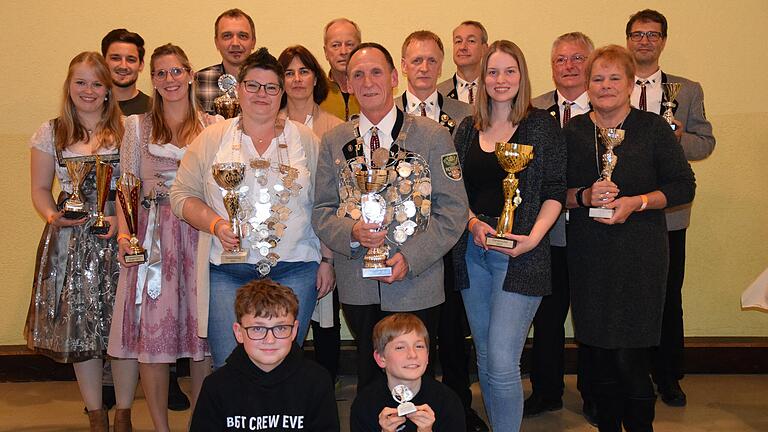 In seiner Königsfeier gab der Schützenverein Rohrbach die Schützenkönige, Vereinsmeister und Gewinner diverser Pokale bekannt. Die erfolgreichen Schützen waren (erste Reihe von links) Laurenz Vogt, Hannes Interwies. Zweite Reihe: Sandra Interwies, Dieter Interwies, Marie Weißenberger, Birgit Interwies. Dritte Reihe: Kathrin Hoppe, Kerstin Ittensohn, Heike Hartmann, Michael Interwies, Kurt Midderhoff. Vierte Reihe: Maximilian Schäfer, Bernd Seufert, Erhard Konrad, Andreas Riedmann, Klaus Hilpert. In seiner Königsfeier gab der Schützenverein Rohrbach die Schützenkönige, Vereinsmeister und Gewinner diverser Pokale bekannt. Die erfolgreichen Schützen waren (erste Reihe von links) Laurenz Vogt, Hannes Interwies. Zweite Reihe: Sandra Interwies, Dieter Interwies, Marie Weißenberger, Birgit Interwies. Dritte Reihe: Kathrin Hoppe, Kerstin Ittensohn, Heike Hartmann, Michael Interwies, Kurt Midderhoff. Vierte Reihe: Maximilian Schäfer, Bernd Seufert, Erhard Konrad, Andreas Riedmann, Klaus Hilpert.